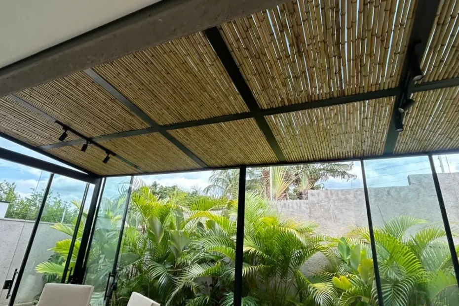 Forro de Bambú em Pergolados e Policarbonato